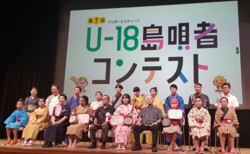 表彰式が終わって、出場者全員と審査員、司会（島袋千恵美さん）文化協会のスタップ集合写真