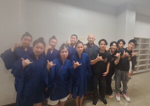 後輩の八重山農林の芸能部と一緒に記念写真。